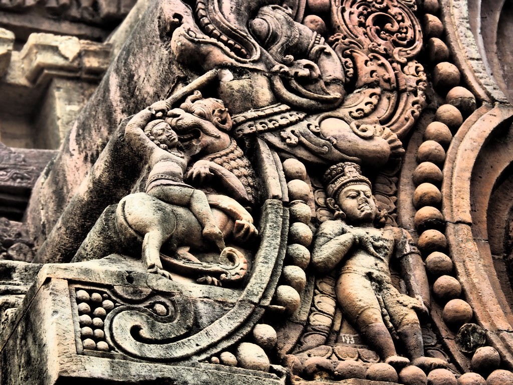 Relief am Vaitala-Tempel im Stil von Bantei Srei (Kambodscha)